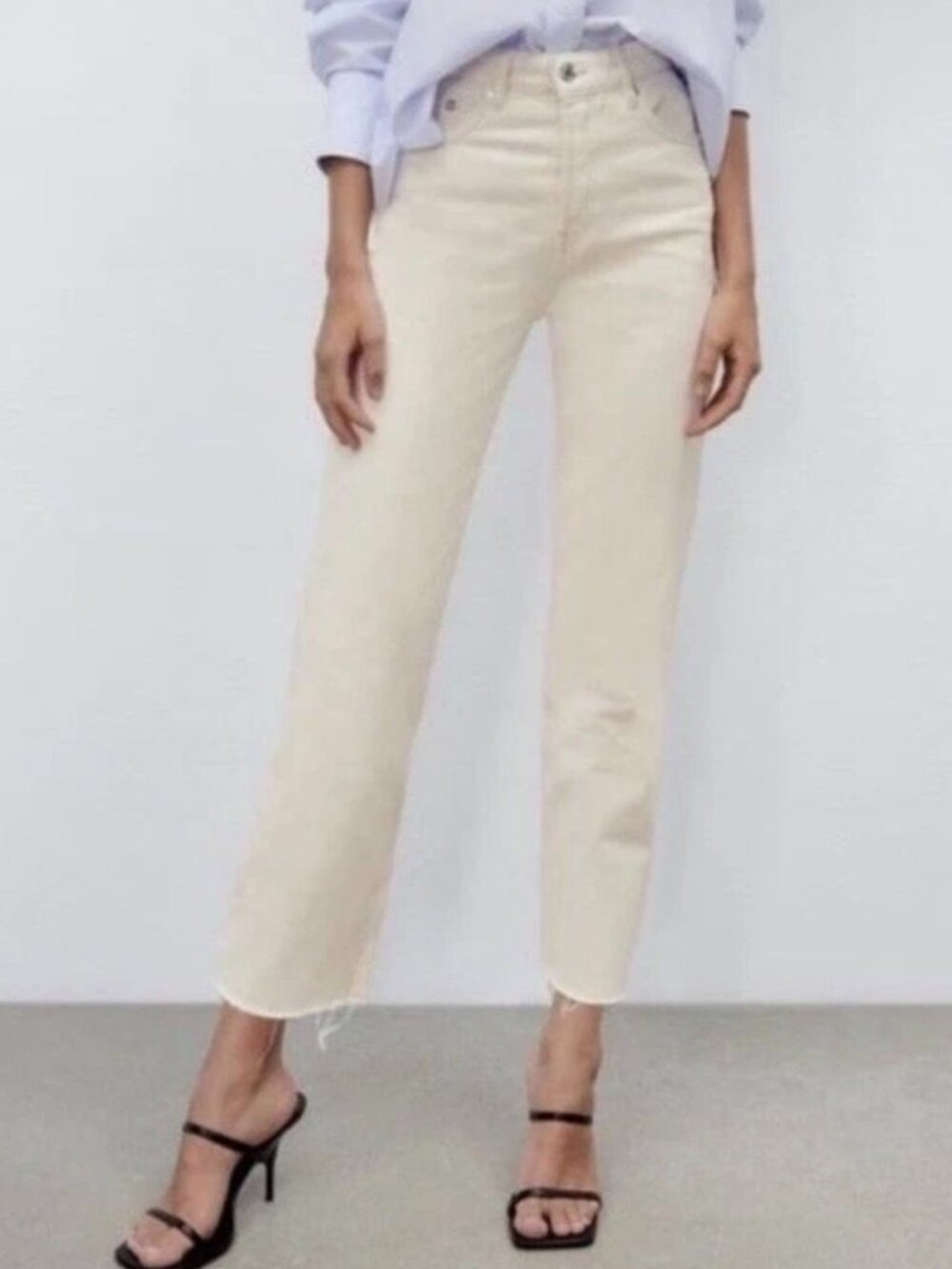 Zara High-Rise Raw Hem Crop Jeans – Ecru / Cream (Size US 4 / EUR 36)